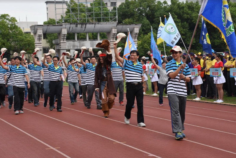 開幕式中13鄉鎮市長及縣府單位主管帶領團隊依序進場,隊員們個個精神抖擻,展現勢在必得的氣勢,場面相當壯觀。 圖:南投縣政府/提供