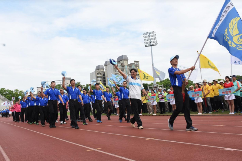 開幕式中13鄉鎮市長及縣府單位主管帶領團隊依序進場,隊員們個個精神抖擻,展現勢在必得的氣勢,場面相當壯觀。 圖:南投縣政府/提供