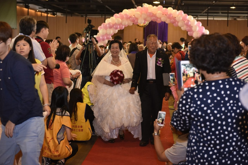 鑽石婚表揚大會，阿公阿嬤重披婚紗或傳統服飾走紅毯。   圖：屏東縣政府/提供