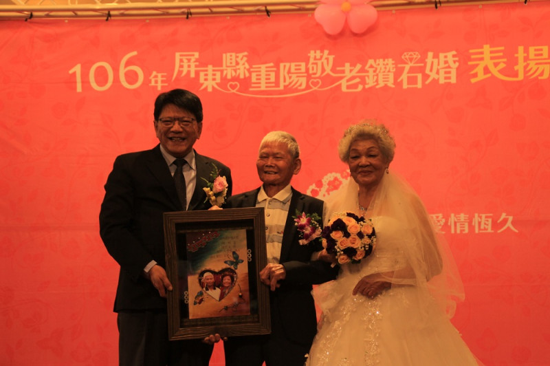 屏東縣長潘孟安頒發鑽石婚證書給結縭60年以上之佳偶。   圖：屏東縣政府/提供