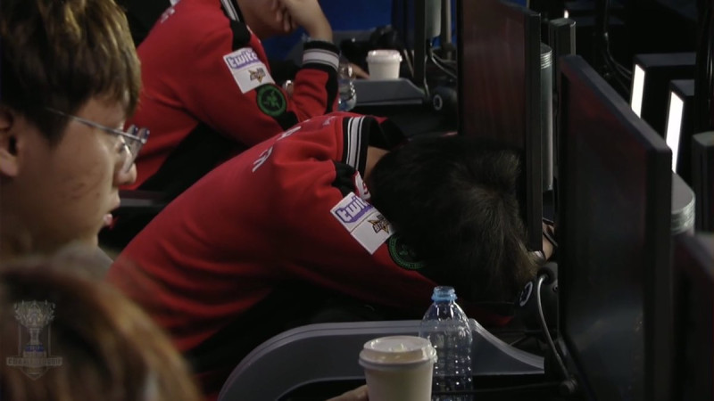 Faker於賽後趴在桌子上痛哭。   圖：翻攝自 Steven Liv 推特
