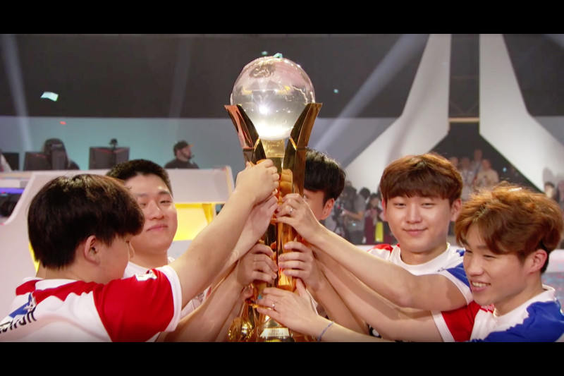 韓國隊成員高舉冠軍獎盃。   圖：暴雪娛樂提供