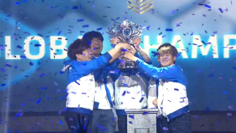 韓國隊伍MVP Black擊敗Fnatic奪得冠軍，成員也因此喜極而泣。   圖：翻攝自暴雪娛樂