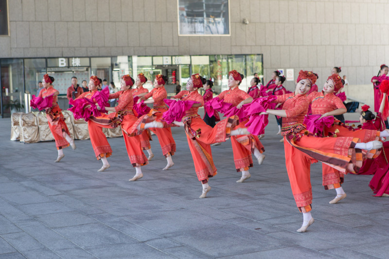 記者會上由青年高中所帶來的「美麗臺灣島」，舞者們手上拿著各式廟會節慶的道具，以在地歌仔戲曲作為舞蹈音樂，彷彿來到廟會般的充滿了喜慶的歡樂氣氛。   圖：台中市政府提供