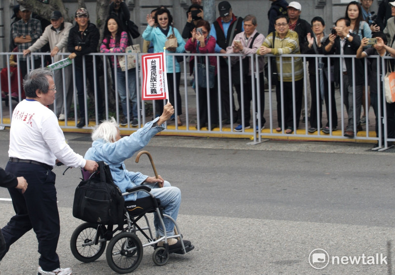 史明歐吉桑高舉著『台灣民族主義』的小旗子，向在場民眾致意。   圖：張良一/攝