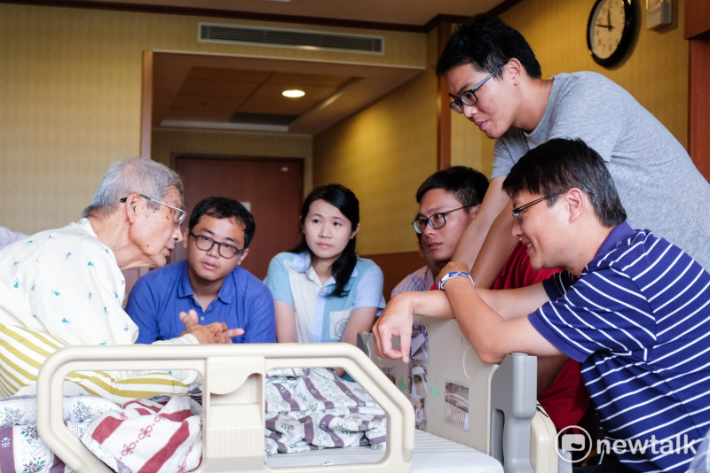 基進黨高雄在地青年黨員，多次拜會耀伯，請益台灣反抗運動歷程。左起：戴振耀、陳信諭、李雨蓁、李欣翰、李宗霖、陳奕齊。   來源：基進黨提供
