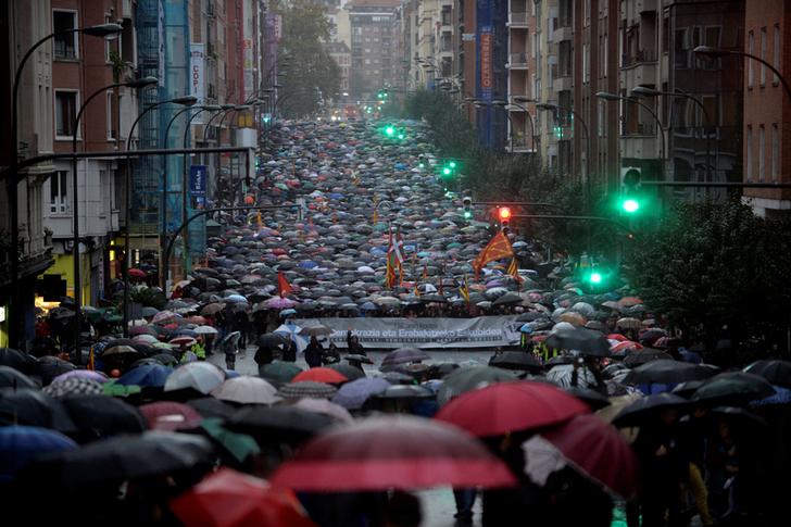 加泰隆尼亞民眾走上街頭，抗議西班牙憲法155條賦予西班牙政府接管加泰隆尼亞政府的權力。   圖：達志影像/路透社