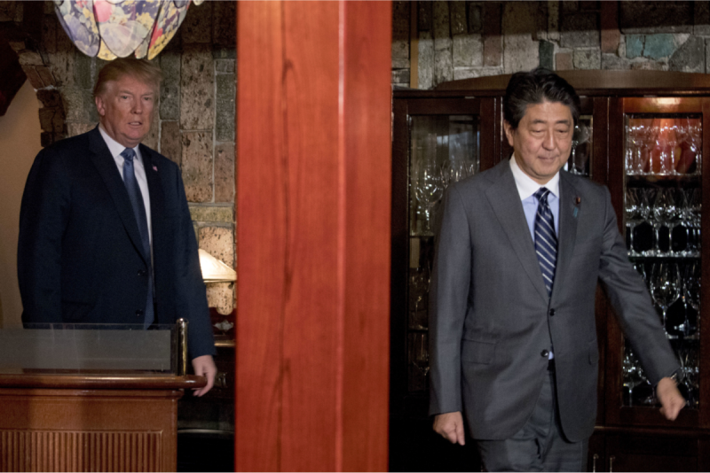 美國總統川普(左)說：「我會與任何人坐下來談，我不覺得這是示強或示弱，我想與人坐下來談不是件壞事，因此我當然對此持開放態度，但我們也得看狀況，我想目前還早得很。」圖為川普亞洲訪問行程第一站日本，一旁是首相安倍晉三。   圖：達志影像/美聯社