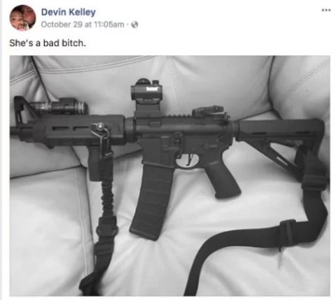 涉及美國德州教堂槍擊血案的男子凱利，在大開殺戒前在臉書po出AR-15自動步槍照片。   圖：翻攝Dennis Michael Lynch網站