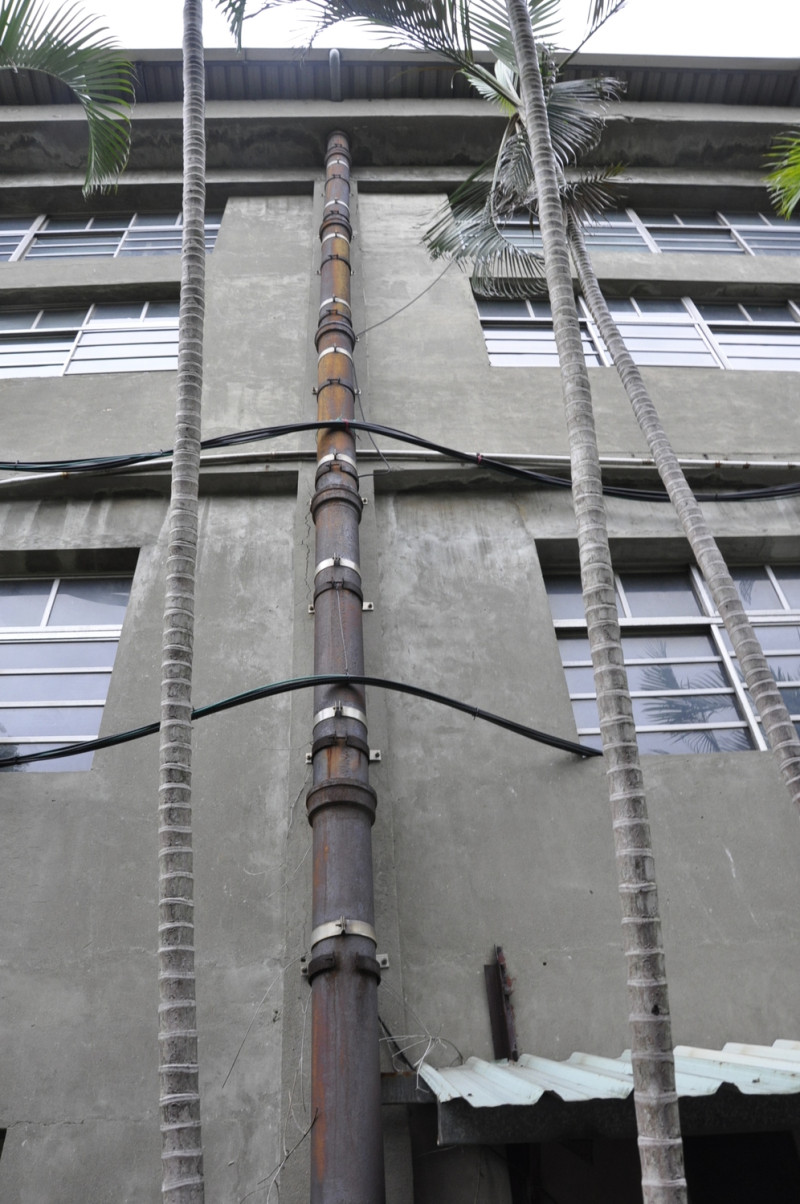 台北機廠裡的排水管，比椰子樹幹還要粗壯。   圖：陳香蘭／攝