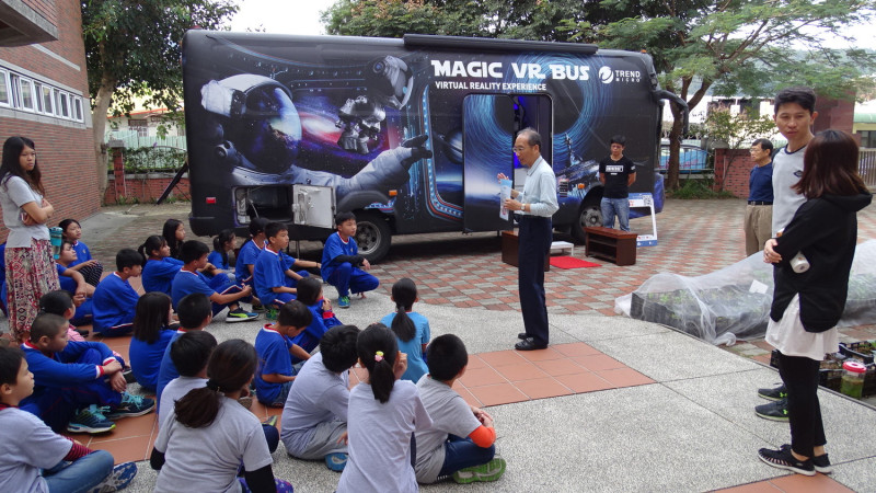 「魔法VR巴士」翻轉了教學模式，提供學童多元學習管道，有助於啟發孩子創意思考。   圖：台中市政府／提供