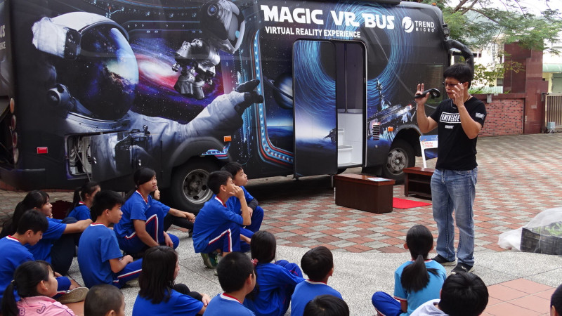 這次魔法VR巴士巡迴活動結合天文教育及VR技術，將知識趣味化再送到孩子眼前，讓他們從遊戲中體驗、探討、分享，歡樂學習，激發潛能。   圖：台中市政府／提供