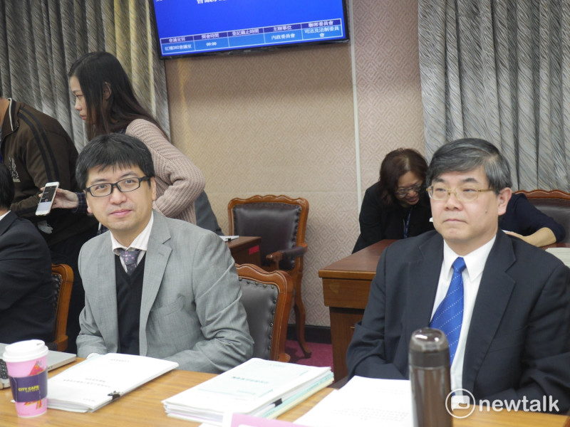 中選會委員被提名人周志宏（右）與蔡佳泓（左）今天出席內政委員會備詢。   圖：趙婉淳／攝