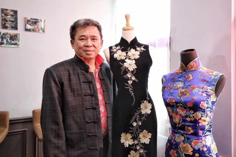 陳忠信表示，「一件旗袍大概一天可以完工，但沒有哪兩件，是完全一模一樣的。」不重複的設計是陳師傅對自己的期許，也是身為手工旗袍師傅對客戶的尊重。   圖 : 中華文化總會 / 提供