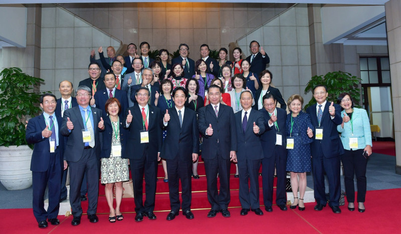 行政院長賴清德今（6）日下午接見「北美華人會計師協會」回國訪問團，肯定僑胞在美國的傑出表現，是台灣的榮耀。   圖：行政院/提供