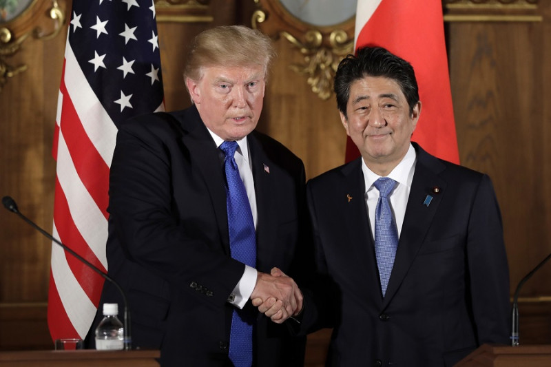 美國總統川普今（6）日與日本首相安倍晉三在東京舉行會談，雙方確認將對北韓的壓力提升至最大限度。   圖：達志影像/美聯社