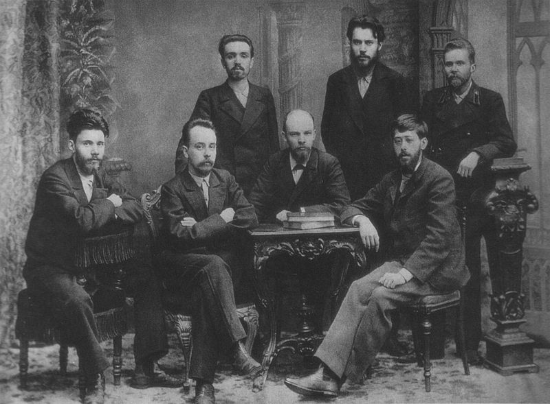 列寧（中坐者）發動俄羅斯「十月革命」，影響全球，圖為1897年2月，他與其他工人階級解放鬥爭協會成員在聖彼德堡聚會。   圖：翻攝維基網站