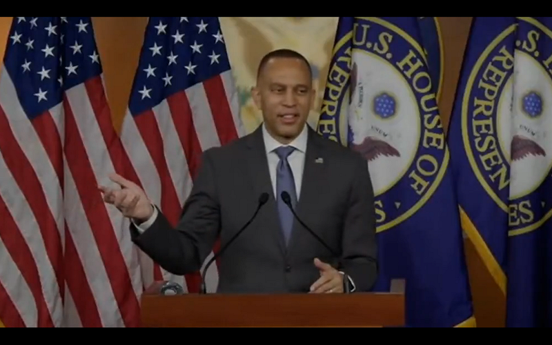 民主黨眾議院領袖哈基姆·傑福瑞斯強烈譴責此舉，稱眾議院已陷入「無法履行憲法職責的狀態」，並指責共和黨領導層阻斷國會監督程序。 圖:翻攝自X帳號@NOELreports