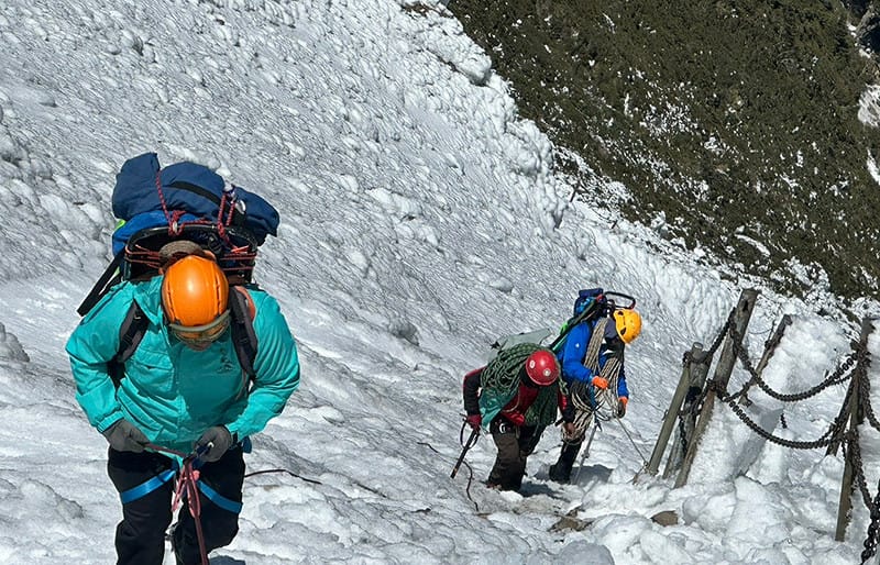 玉山冬季冰岩地形倍增險峻，跟著資深保育巡查員一步步引導垂降救援。&nbsp;&nbsp;&nbsp;圖：玉管處提供