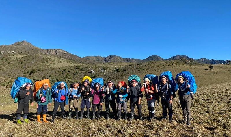 透過聯合長程巡查將園區環境及易迷途或危險路段傳承給下一代保育巡查員。&nbsp;&nbsp;&nbsp;圖：玉管處提供