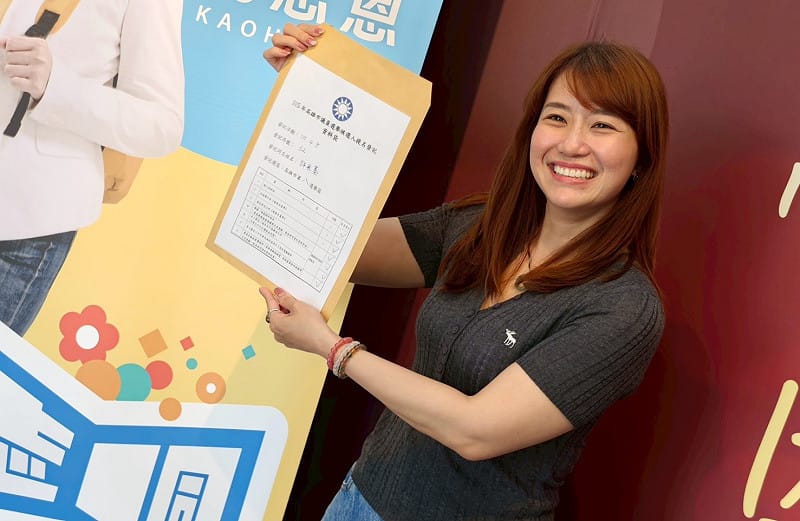 許采蓁完成黨內登記作業。&nbsp;&nbsp;&nbsp;圖：國民黨高雄市黨部/提供