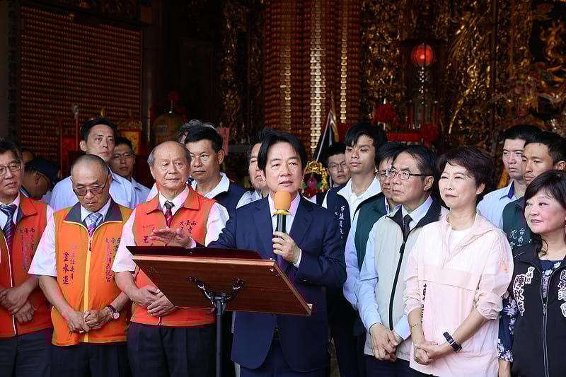 總統賴清德今日南下台南，前往北區西來庵、永康區大台南凌霄寶殿武龍宮及仁德區武德宮進行贈匾揭牌儀式，分別致贈「弘化益世」、「保境佑民」及「民生潤恩」匾額。&nbsp;&nbsp;&nbsp;圖：台南市政府提供