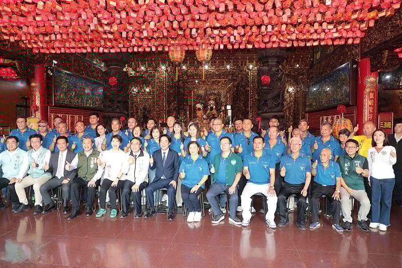 總統賴清德今日南下台南，前往北區西來庵、永康區大台南凌霄寶殿武龍宮及仁德區武德宮進行贈匾揭牌儀式，分別致贈「弘化益世」、「保境佑民」及「民生潤恩」匾額。&nbsp;&nbsp;&nbsp;圖：台南市政府提供