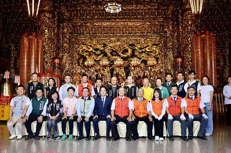 總統賴清德今日南下台南，前往北區西來庵、永康區大台南凌霄寶殿武龍宮及仁德區武德宮進行贈匾揭牌儀式，分別致贈「弘化益世」、「保境佑民」及「民生潤恩」匾額。&nbsp;&nbsp;&nbsp;圖：台南市政府提供