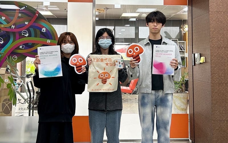 陳昱睿、李天真、王昀晴(右至左)聯手拿下平面設計品牌類銀獎。&nbsp;&nbsp;&nbsp;圖：高科大創新設計學院/提供