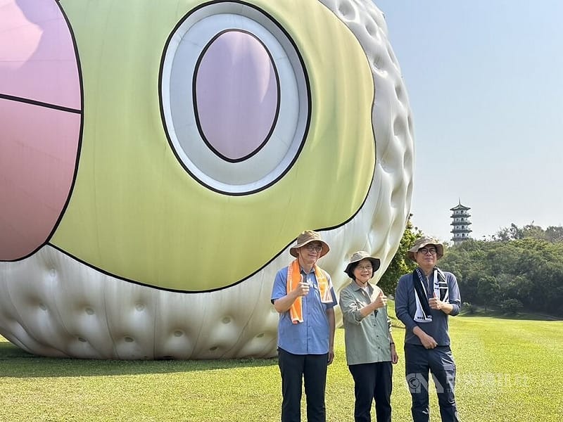 前總統蔡英文（中）11日一早現身高雄，與高雄市長陳其邁（右）、民進黨高雄市長參選人賴瑞隆（左）一起到果嶺自然公園健走，3人在大型裝置前合影。中央社記者林巧璉攝 115年4月11日&nbsp;&nbsp;&nbsp;