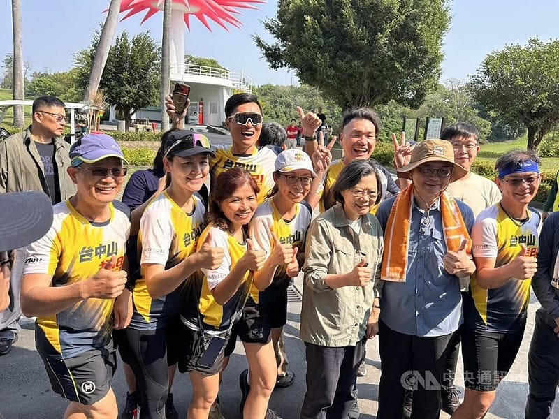 前總統蔡英文（前左5）11日一早現身高雄，到果嶺自然公園健走。沿途民眾看到蔡英文相當驚喜爭相合照。中央社記者林巧璉攝 115年4月11日&nbsp;&nbsp;&nbsp;