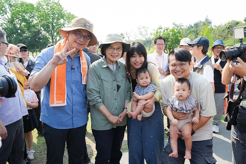 蔡英文(前排左二)健行途中與民眾合影。&nbsp;&nbsp;&nbsp;圖：賴瑞隆辦公室/提供