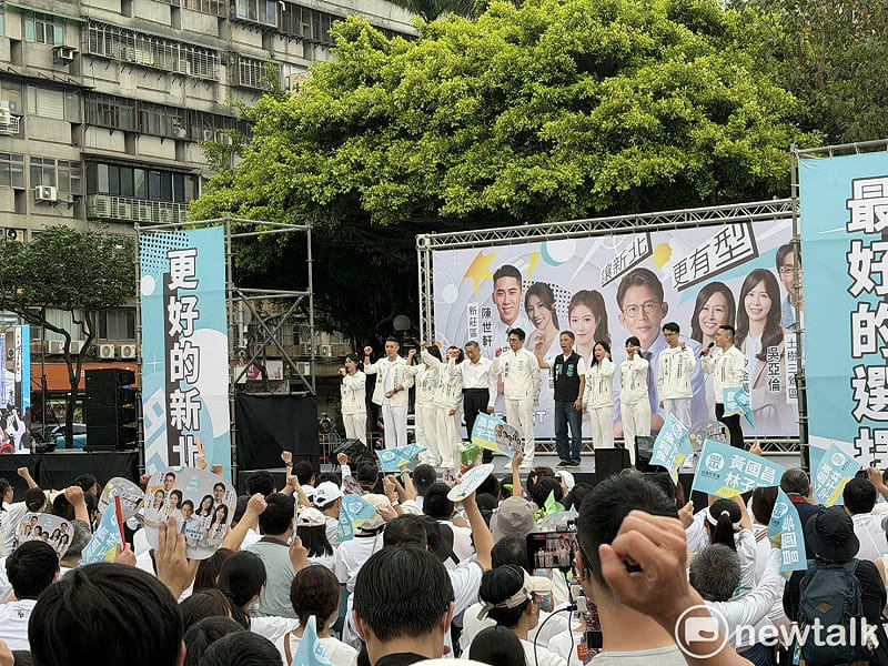  黃國昌在新北市三重區舉辦「411讓新北更有型」誓師大會，現場一起高喊凍蒜。 圖：高逸帆／攝 