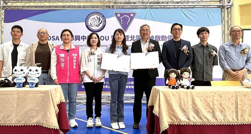 華興中學校長曾騰瀧（右4）與中華無人機競技運動協會理事長王珮瑄（右5）11日簽署合作備忘錄，啟用全國首座FIDA 40 Class無人機足球標準賽制場地。國民黨立法委員葛如鈞（右3）、台北市議員黃瀞瑩（左4）及前立委陳怡潔（左3）均到場支持。中央社記者蘇志畬攝　115年4月11日&nbsp;&nbsp;&nbsp;