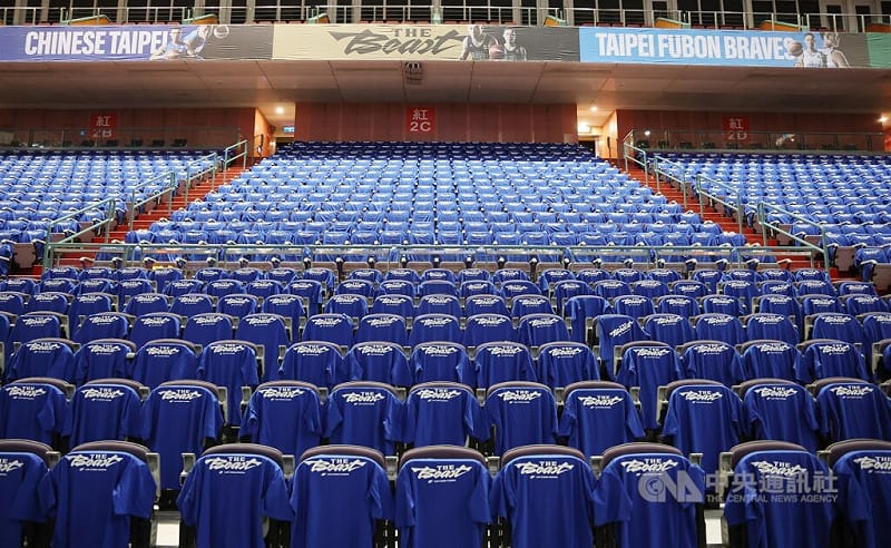 台灣職籃P.LEAGUE+ 台北富邦勇士隊11日在台北小巨蛋為球星「野獸」林志傑舉辦引退賽，並贈送全場觀眾紀念T恤，讓球迷不僅見證還能珍藏這段歷史時刻。中央社記者張新偉攝　115年4月11日&nbsp;&nbsp;&nbsp;