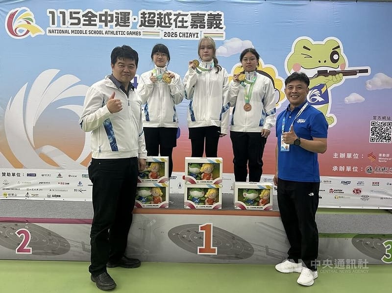 新北市光復高中女子射擊代表隊在校長吳宗珉（左）、教練陳弘振（右）帶領下，於115全中運拿下女子10公尺空氣步槍個人、團體雙金。中央社記者黎建忠攝　115年4月11日&nbsp;&nbsp;&nbsp;