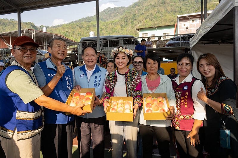 柯志恩(中)承諾會透過觀光發展及打造友善環境，行銷那瑪夏水蜜桃與各項農產品。&nbsp;&nbsp;&nbsp;圖：柯志恩服務處/提供