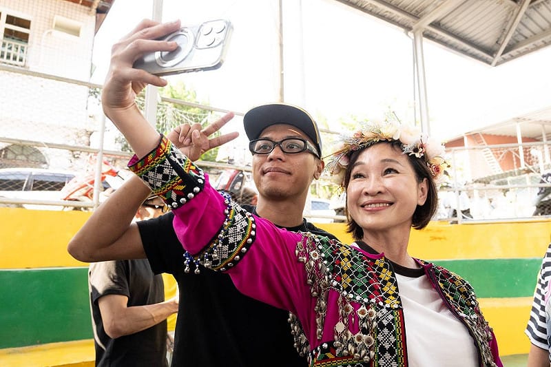 柯志恩(右)表示從小就和原民朋友共同成長，對原民文化有著深厚感情。&nbsp;&nbsp;&nbsp;圖：柯志恩服務處/提供