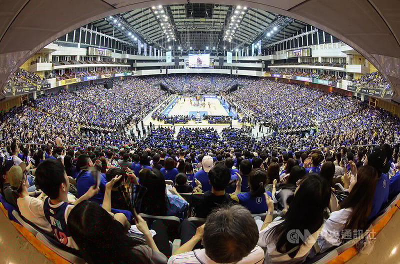 被譽為台灣籃壇史上最偉大球星的林志傑將在本季結束卸下球員身分，台灣職籃P.LEAGUE+ 台北富邦勇士球團特別斥資在台北小巨蛋替林志傑舉辦引退週活動，11日首場引退賽登場，吸引滿場1萬3500人進場關注。中央社記者張新偉攝　115年4月11日&nbsp;&nbsp;&nbsp;