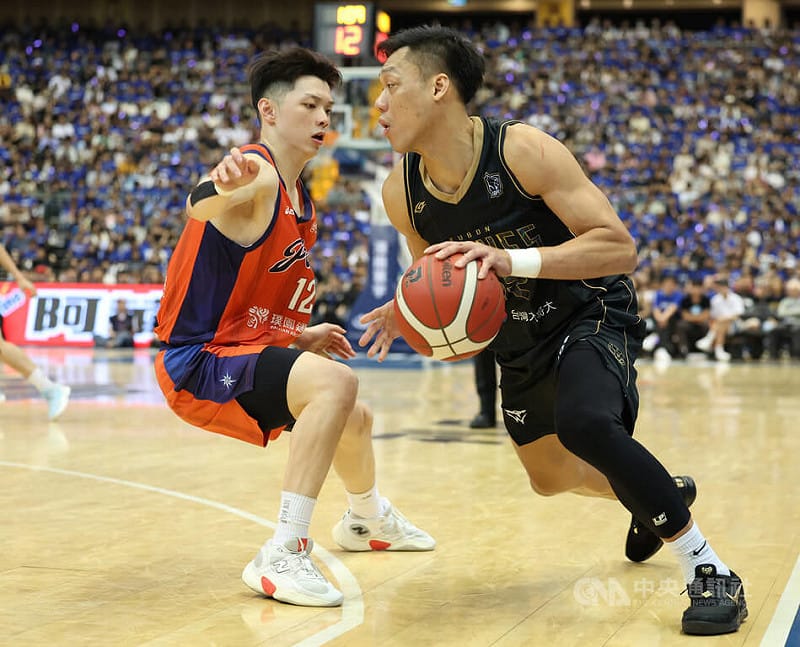 林志傑（右）11日在引退賽首戰豪取全場本土最高的21分，加上隊友挹注，助隊終場以114比95擊敗桃園璞園領航猿。中央社記者張新偉攝　115年4月11日&nbsp;&nbsp;&nbsp;