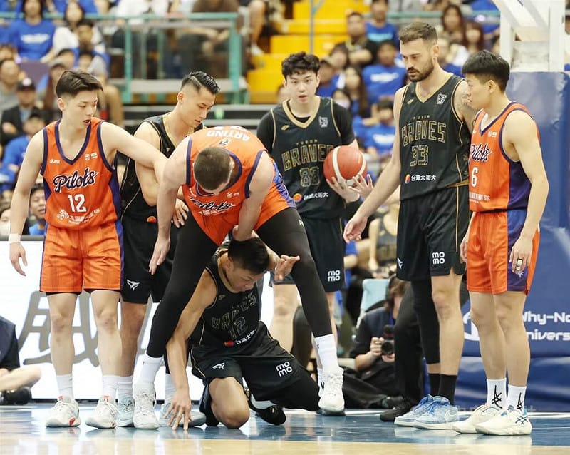 比賽第3節結束前，領航猿洋將阿提諾（William Artino）（中上）因重心不穩意外從勇士球星林志傑（中下）身上跨過，引發林志傑不滿。中央社記者張新偉攝　115年4月11日&nbsp;&nbsp;&nbsp;