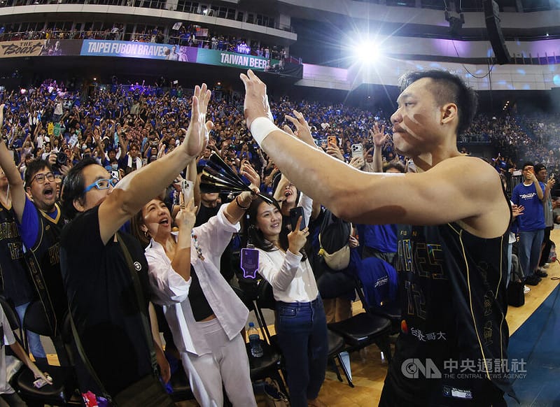 賽後林志傑（右）和場邊球迷擊掌致意。中央社記者張新偉攝 115年4月11日&nbsp;&nbsp;&nbsp;