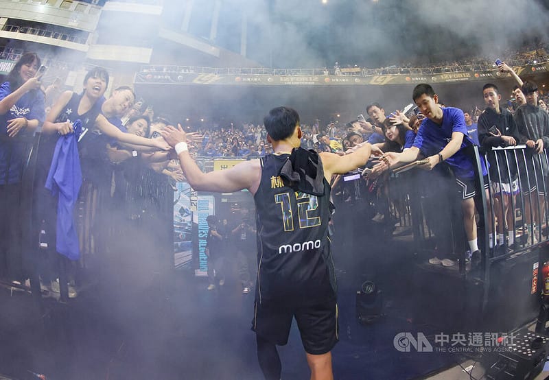 林志傑賽後退場時，伸出手和場邊球迷擊掌致意，感謝他們的熱情支持。中央社記者張新偉攝 115年4月11日&nbsp;&nbsp;&nbsp;