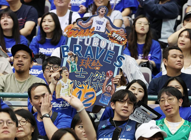 場邊球迷高舉看板為林志傑應援。中央社記者張新偉攝　115年4月11日&nbsp;&nbsp;&nbsp;