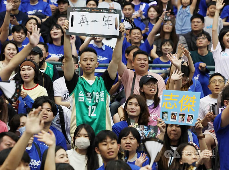 林志傑引退賽首戰湧入大量球迷，有不少粉絲現場高舉看板為林志傑加油。中央社記者張新偉攝　115年4月11日&nbsp;&nbsp;&nbsp;