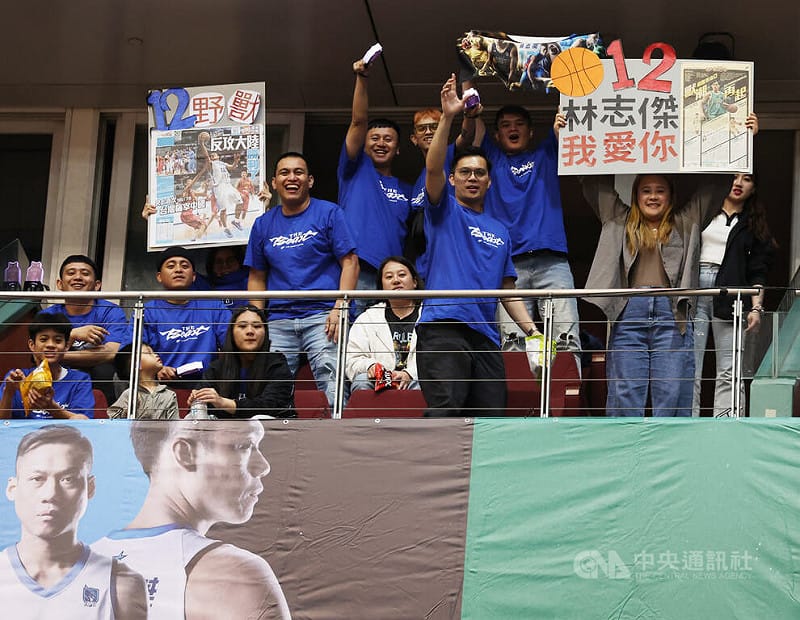 場邊熱情粉絲高舉看板為林志傑打氣。中央社記者張新偉攝　115年4月11日&nbsp;&nbsp;&nbsp;