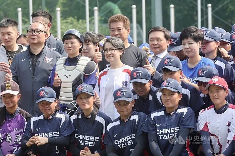 副總統蕭美琴（中白衣者）11日在台北出席2026企業女子壘球聯賽開幕戰，蕭美琴與比賽選手、與會來賓合影。中央社記者張皓安攝 115年4月11日&nbsp;&nbsp;&nbsp;