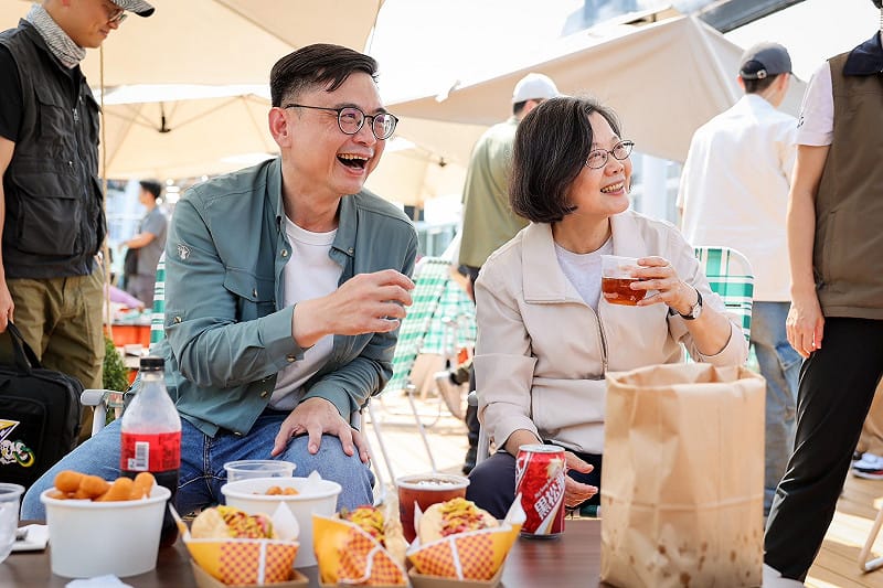 賴瑞隆(左)與蔡英文(右)朝聖重新開放的「大立空中樂園RIZZ」，並一起大啖美食。&nbsp;&nbsp;&nbsp;圖：賴瑞隆辦公室/提供