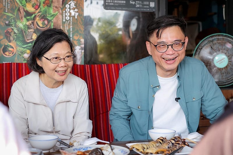 蔡英文(左)與賴瑞隆(右)邊用餐邊交流，現場氣氛輕鬆熱絡。&nbsp;&nbsp;&nbsp;圖：賴瑞隆辦公室/提供