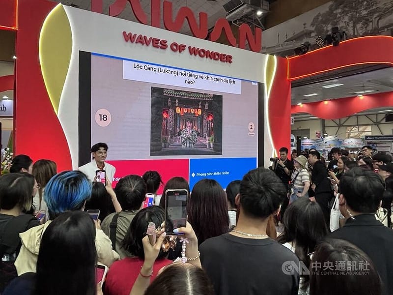 自2025年起擔任越南市場台灣觀光代言人的越南人氣偶像ISAAC（台上）11日在河內國際旅展台灣館現場演出，並與歌迷進行台灣旅遊相關的互動遊戲，熱情粉絲把台灣館包圍。&nbsp;&nbsp;&nbsp;圖：中央社提供